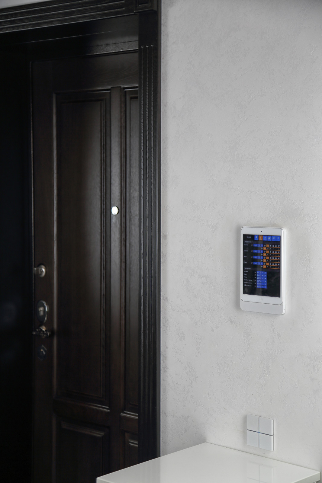 Настенная рамка Basalte Eve для iPad. Система управления умным домом iRidium.