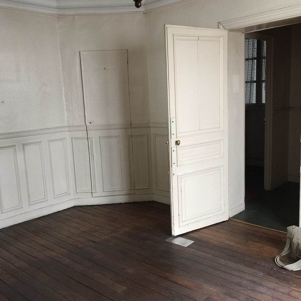 Houzz Франция: Квартира со стеклянной перегородкой, сделанной на заказ