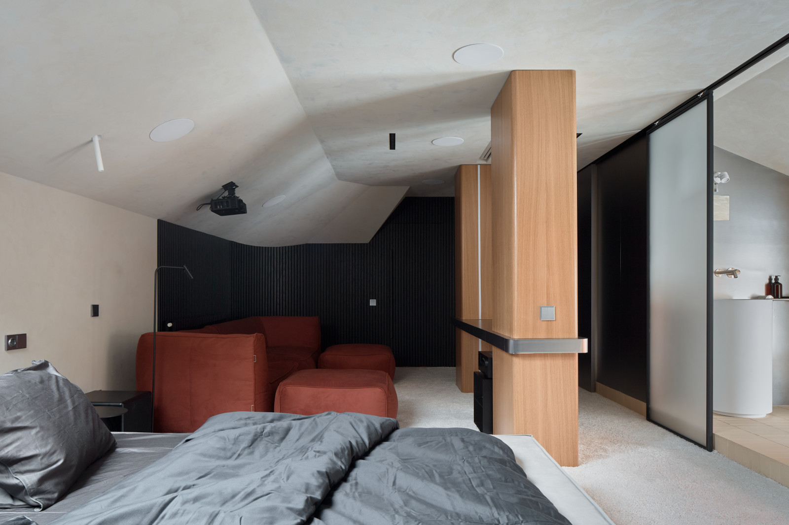 Спальня с прозрачной ванной