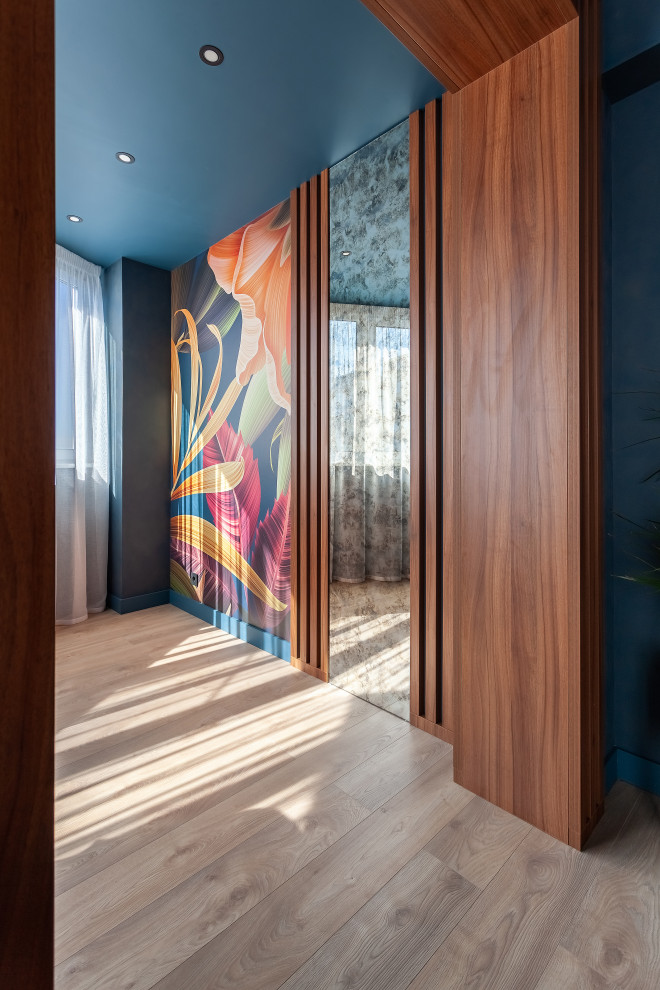 Лоджия оформлена рейками и зеркалом с эффектом старения