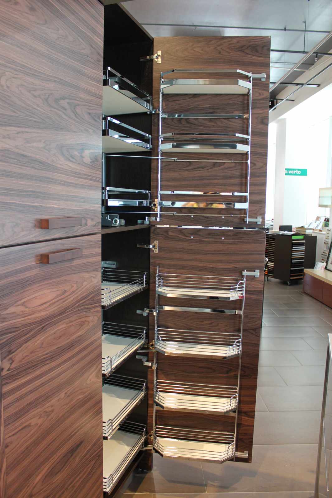 Шпон Палисандр Индийский + фасады со стеклом Серебро