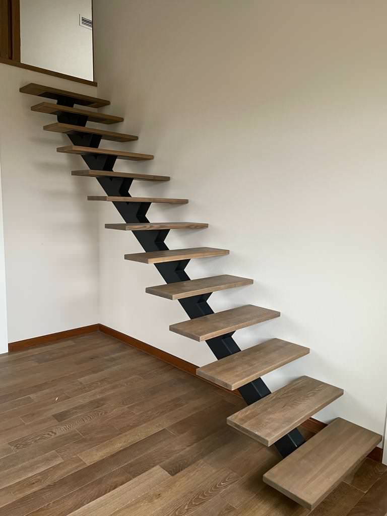 Обложка проекта: Лестница из массива с декоративной подсветкой