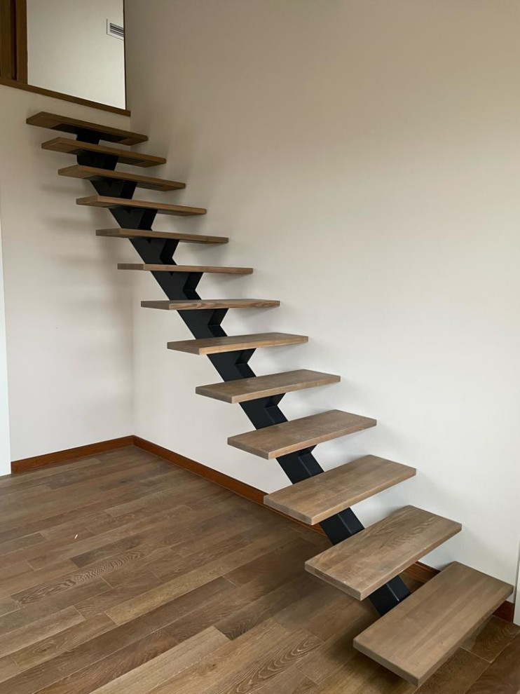 Обложка проекта: Лестница из массива с декоративной подсветкой