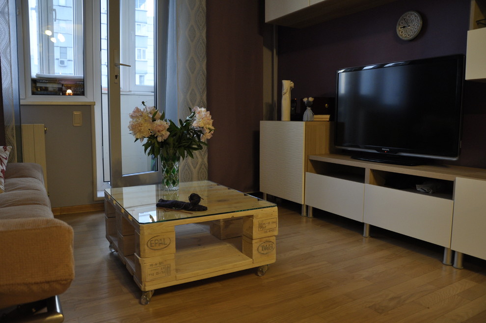 Журнальный столик на колесиках