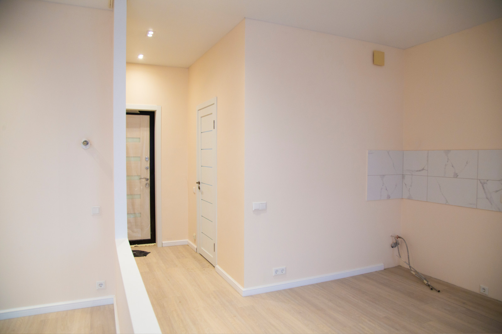 Прихожая и кухня пока пустая