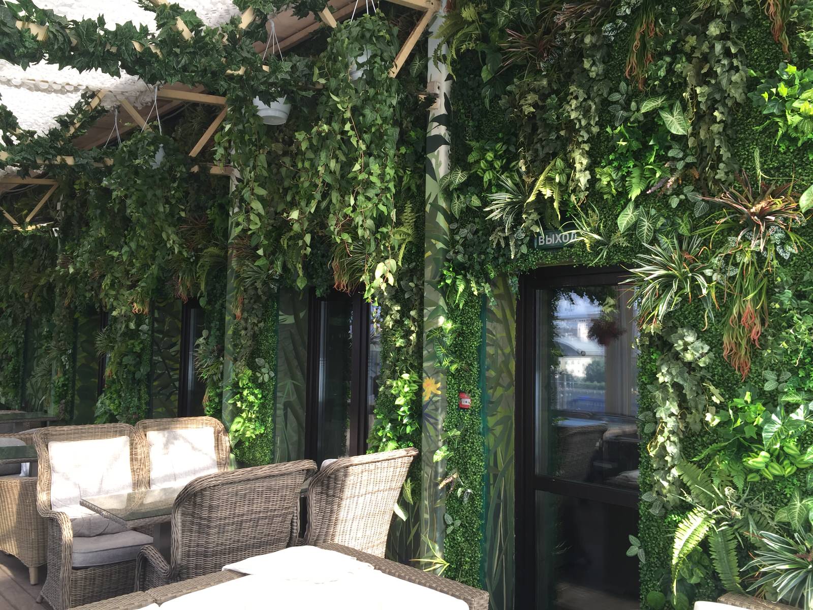 Обложка проекта: Стена из искусственных растений в Duran Bar