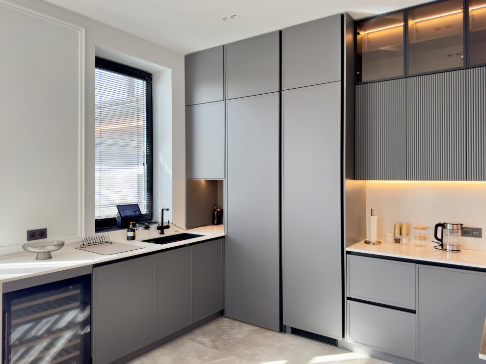 Кухня с кладовой в загородном доме