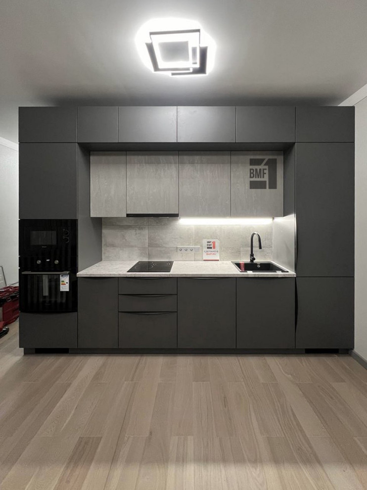 Темная контрастная кухня в современном стиле