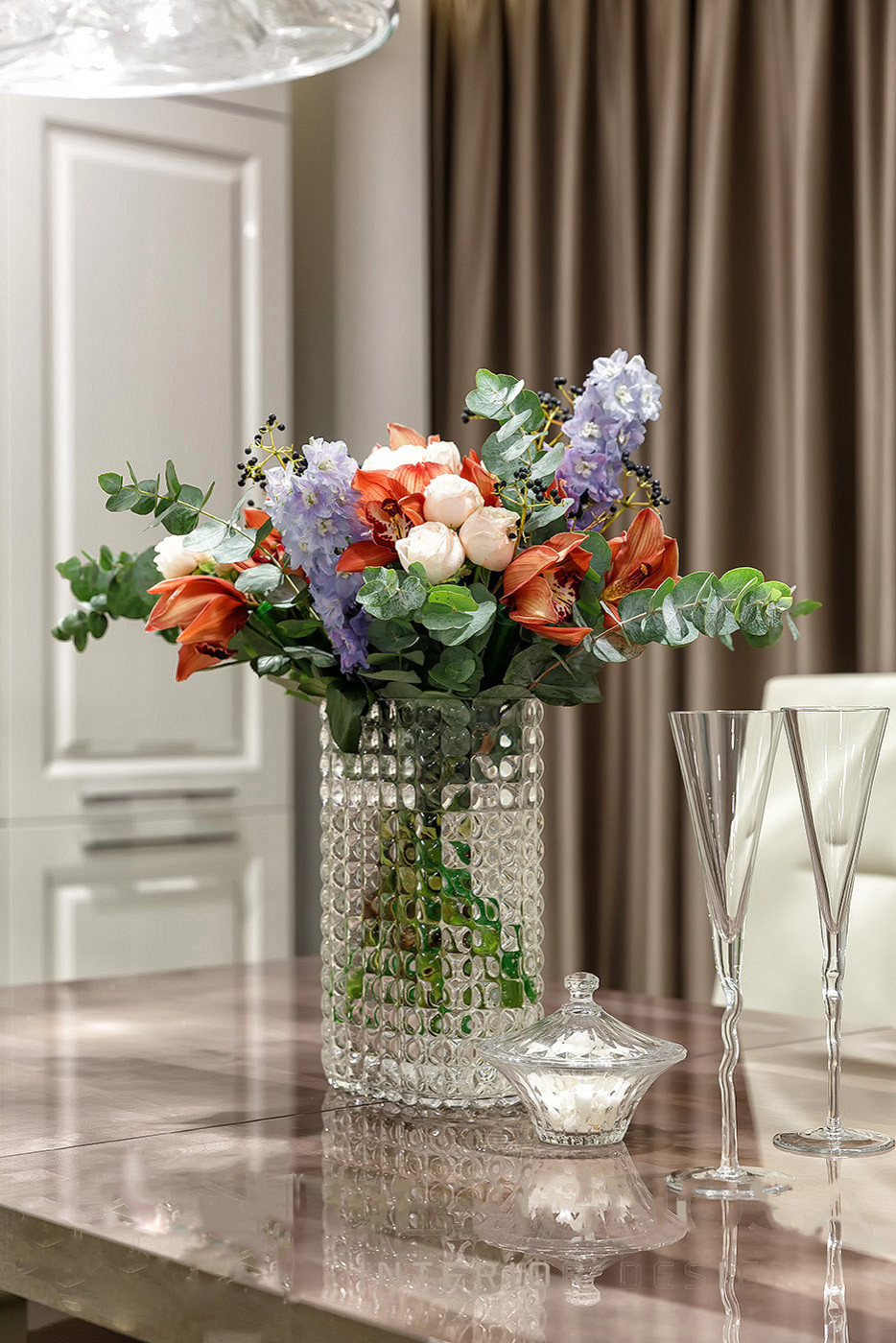 Интерьер двухуровневой квартиры с панорамными окнами, Санкт-Петербург