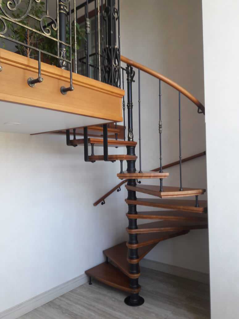 Винтовая лестница, с подсветкой.