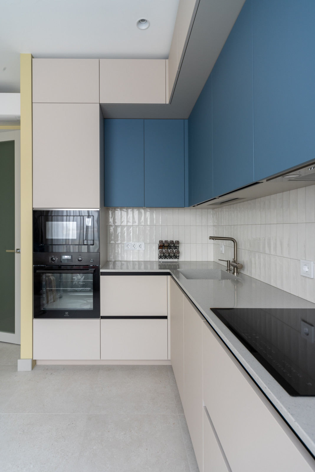 Двухуровневая угловая кухня