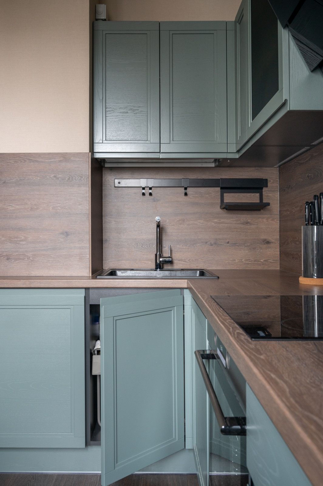 Кухня из массива с интегрированной ручкой