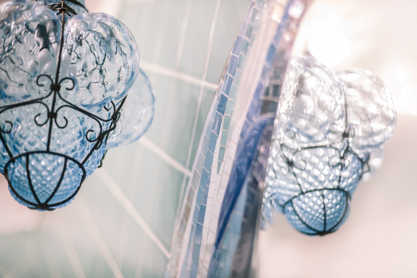 Перепланировка квартиры с радиальной фасадной стеной, авторская мозаика.