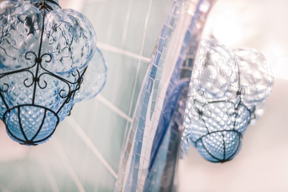 Перепланировка квартиры с радиальной фасадной стеной, авторская мозаика.