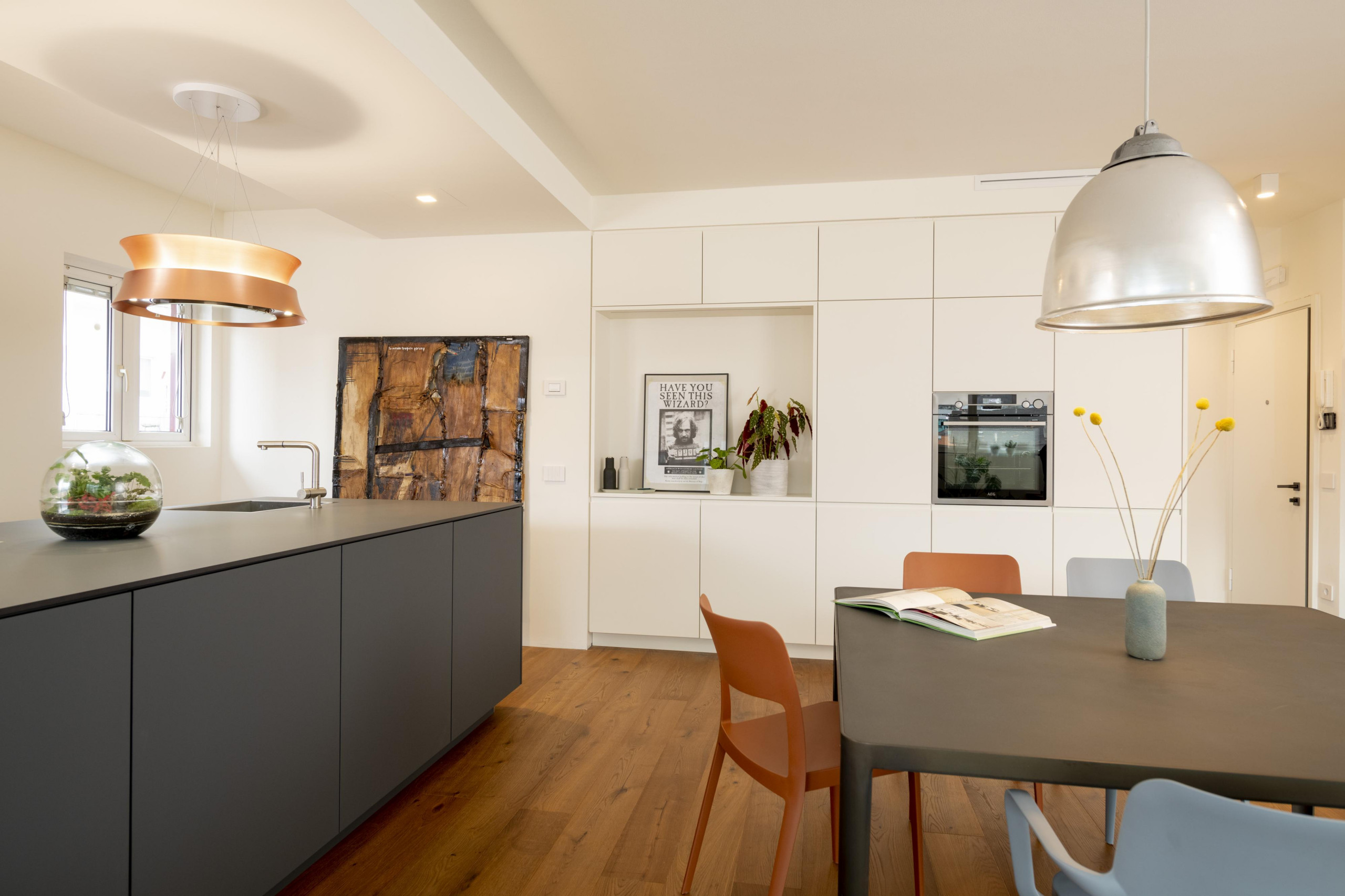 В закладки: 3 проекта со встроенными шкафами «во всю стену»