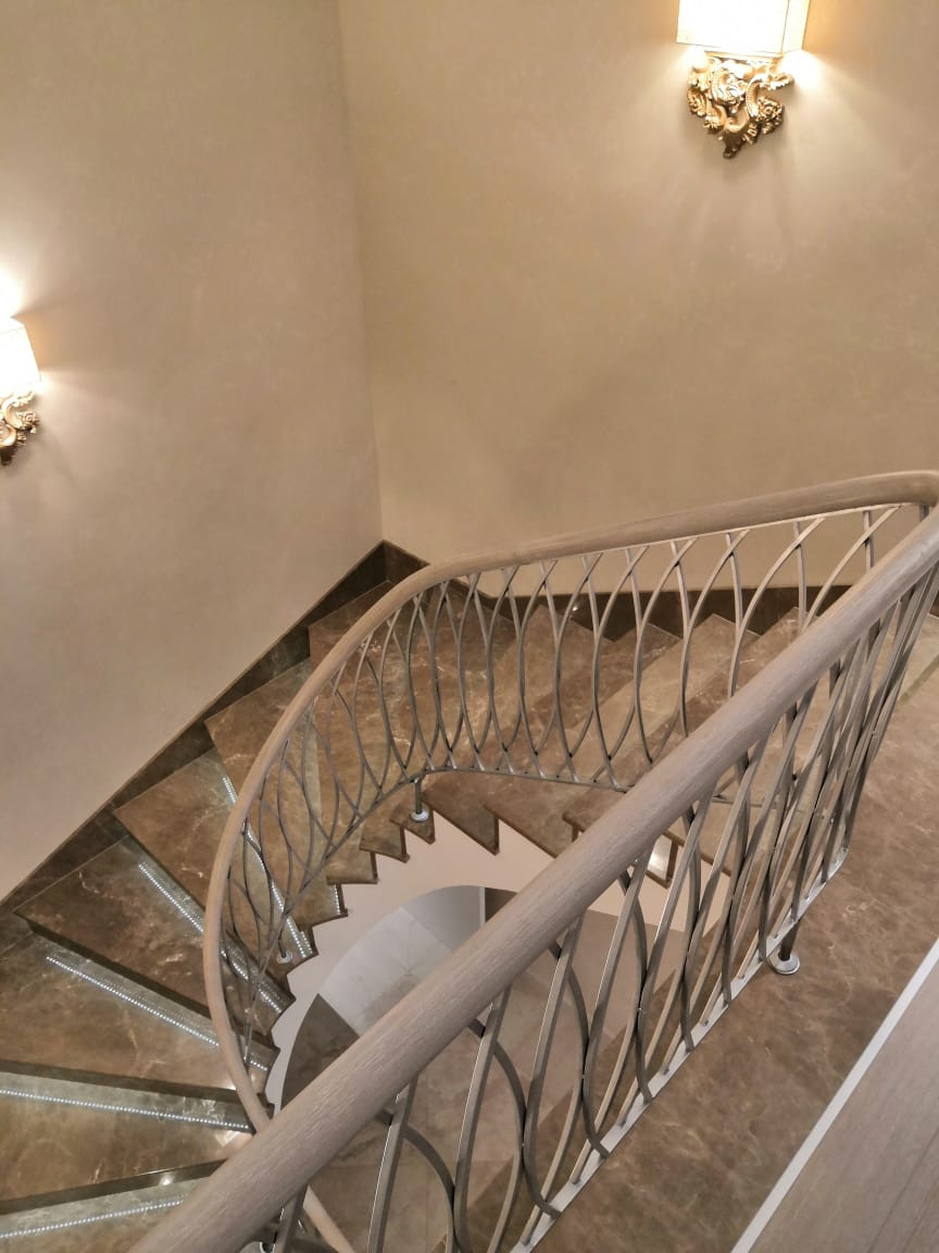 Бетонная лестница с авторским кованным радиусным ограждением