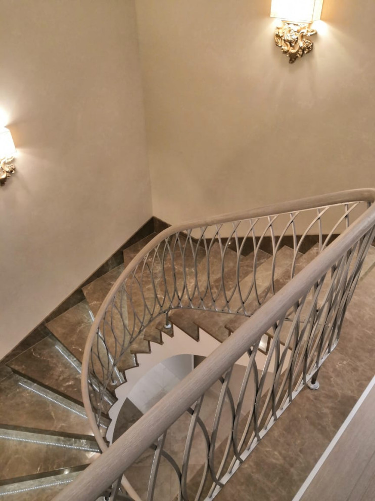 Бетонная лестница с авторским кованным радиусным ограждением