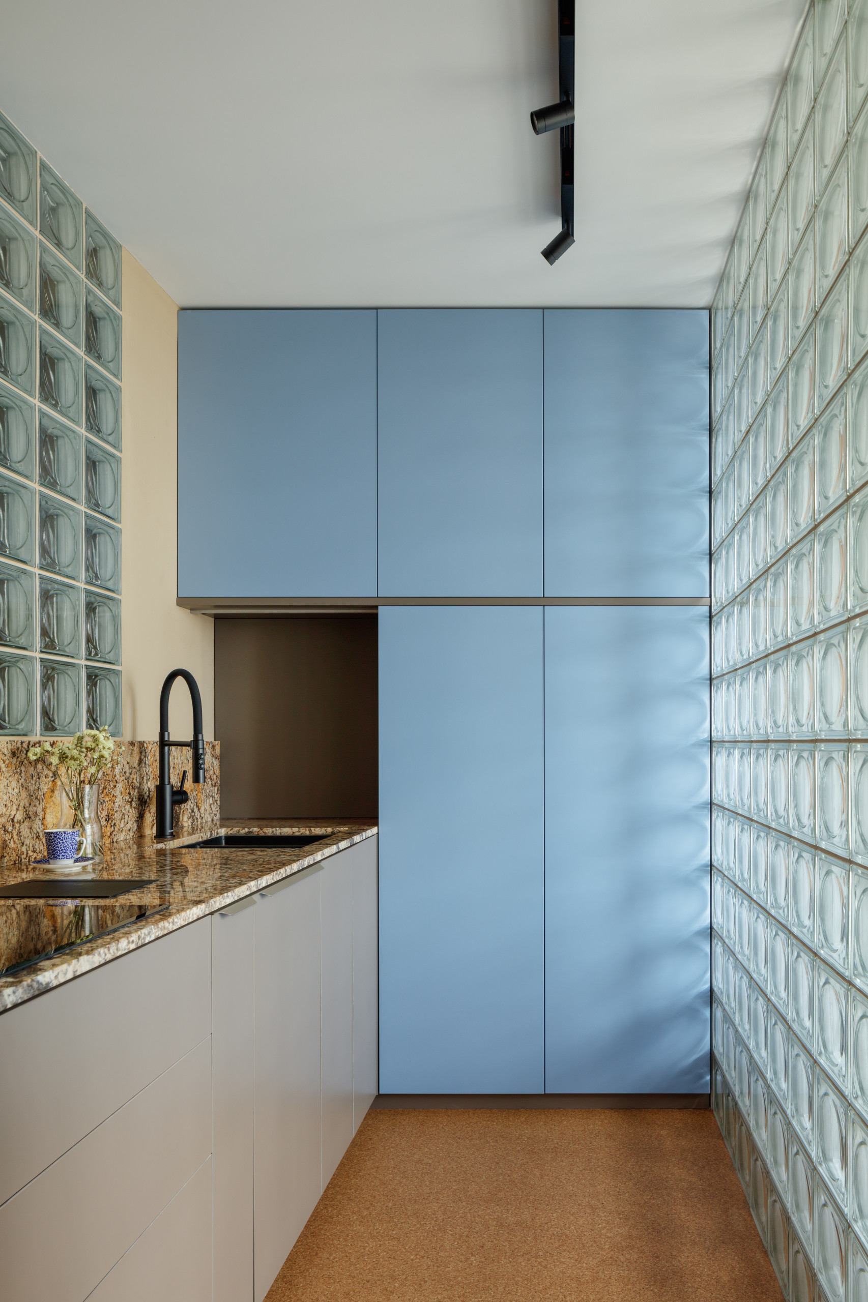 Houzz тур: Апартаменты 40 кв. м – из пробки и стеклоблоков