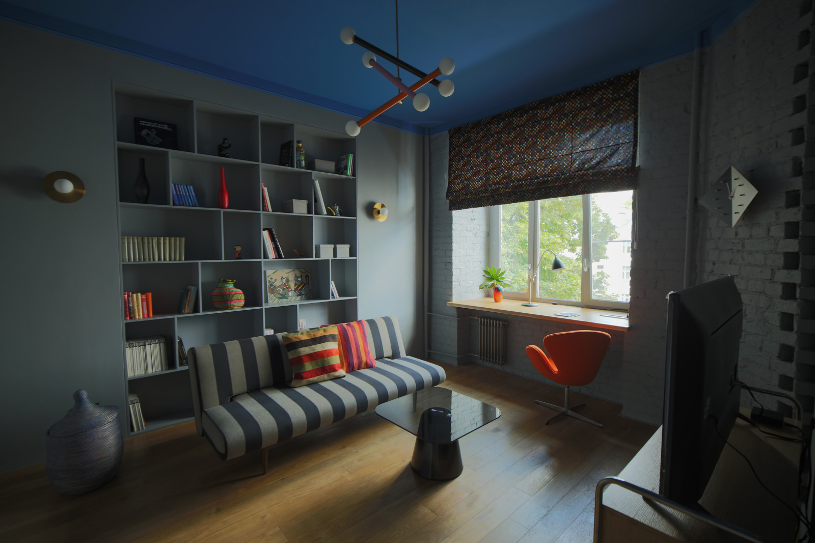 Просто фото: Цветной потолок