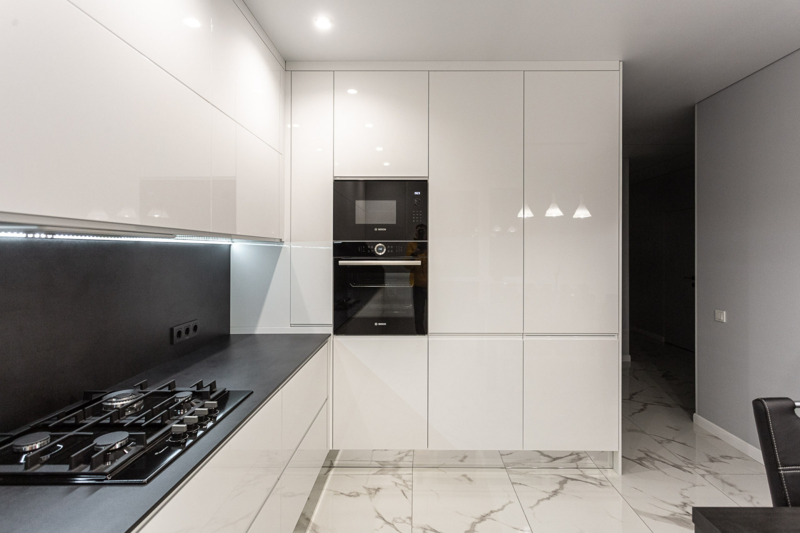 Черно-белая современная кухня