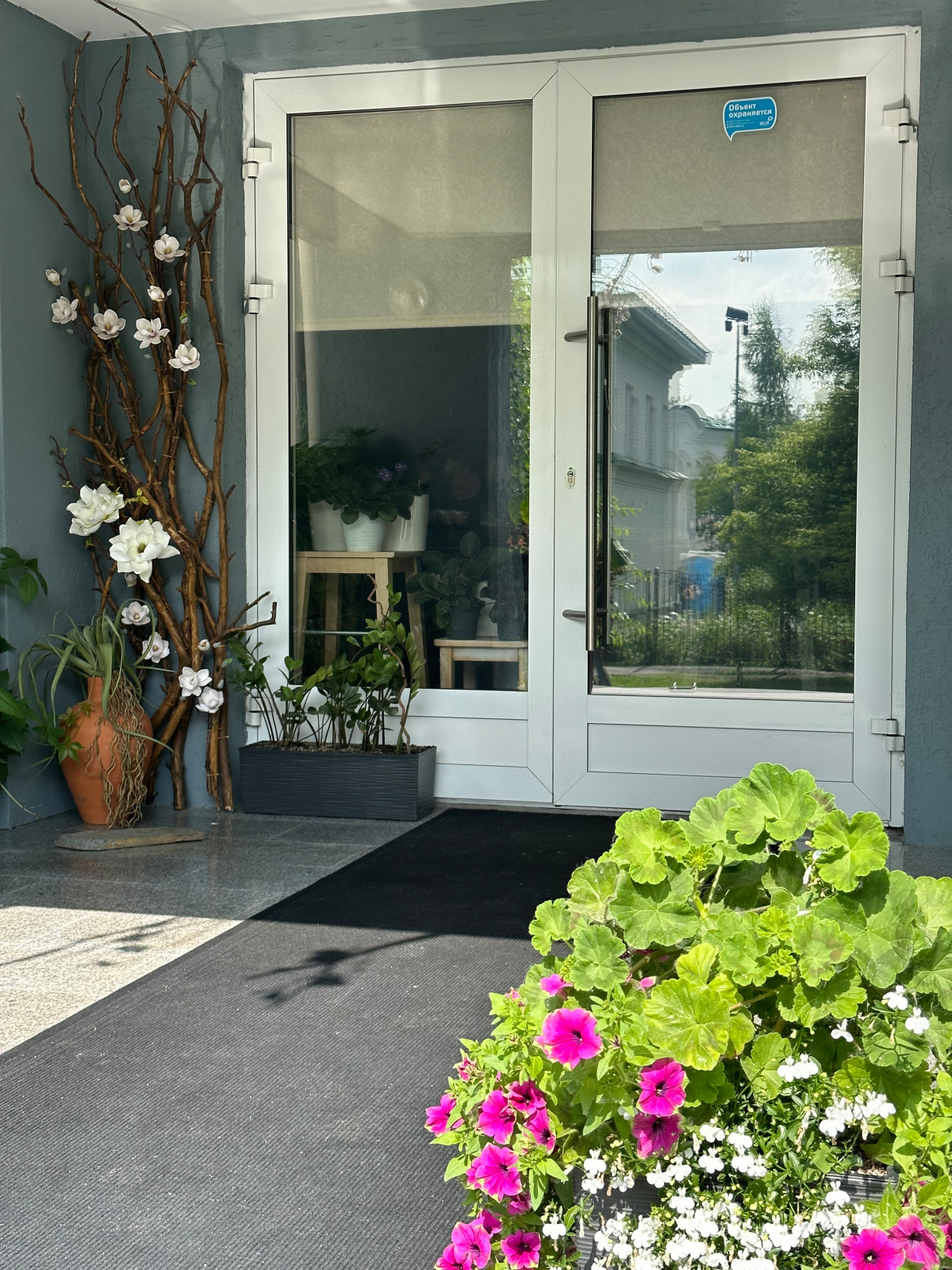 Обложка проекта: Оформление фасада искусственной магнолией.