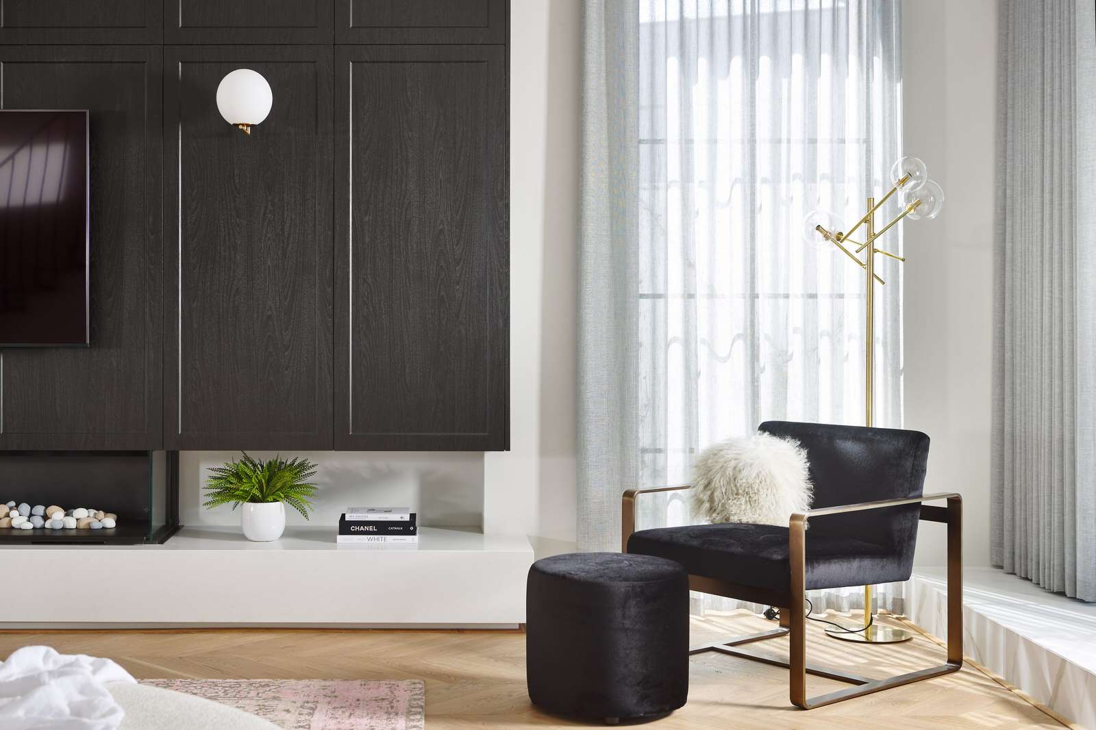 Деревянные панели в зоне TV