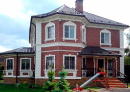 Фасадный декор из пенополистерола с акрил-полимерным покрытием.