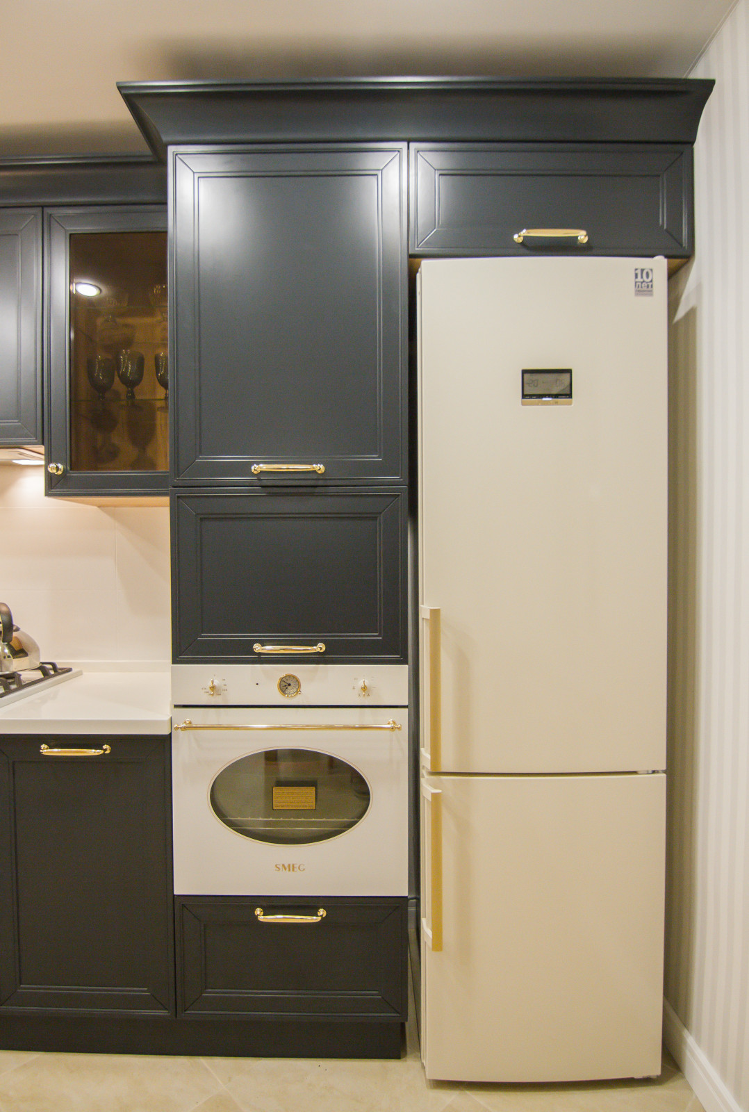 Черная кухня в стиле неоклассика