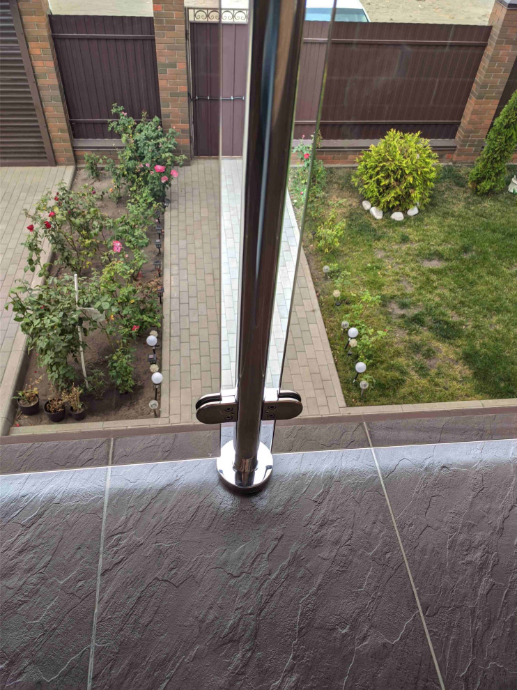 Балкон, ограждение - стекло на стойках