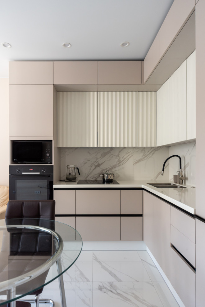 Бежевая кухня с рельефными фасадами