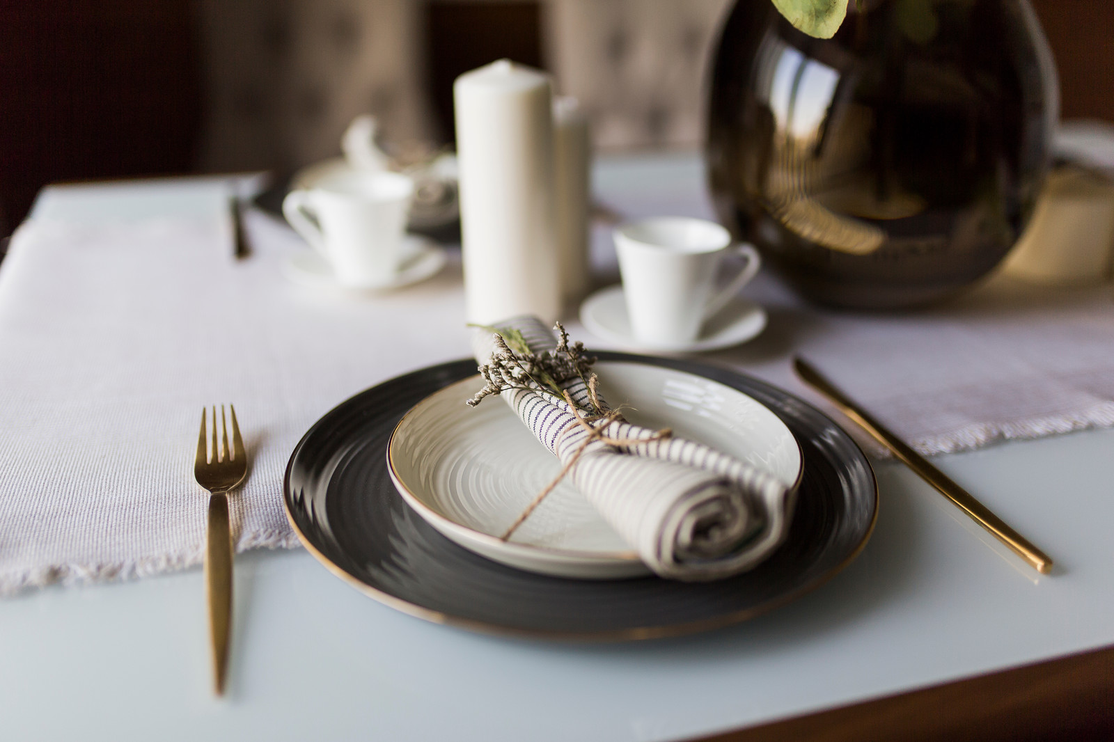 Обложка альбома: сервировка