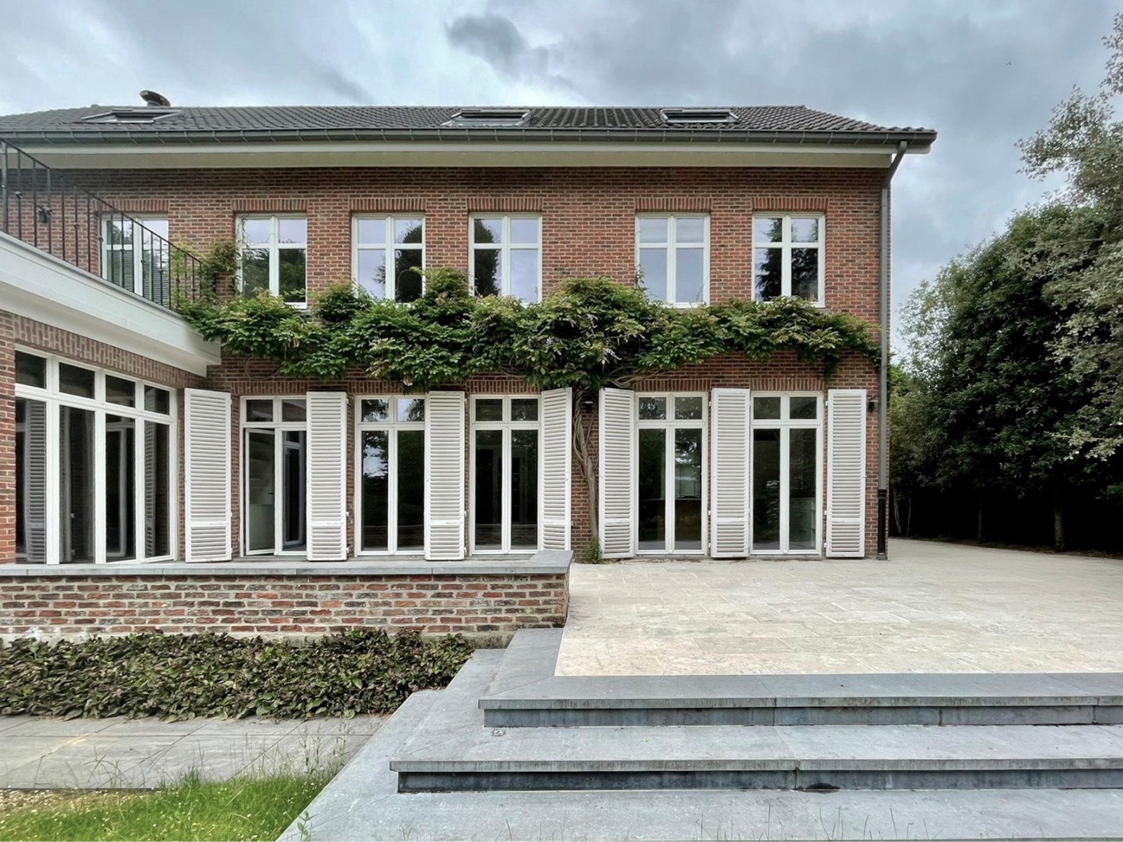 Villa Woluwe – Creating a Timeless Oasis: A Family Villa with a Southern French