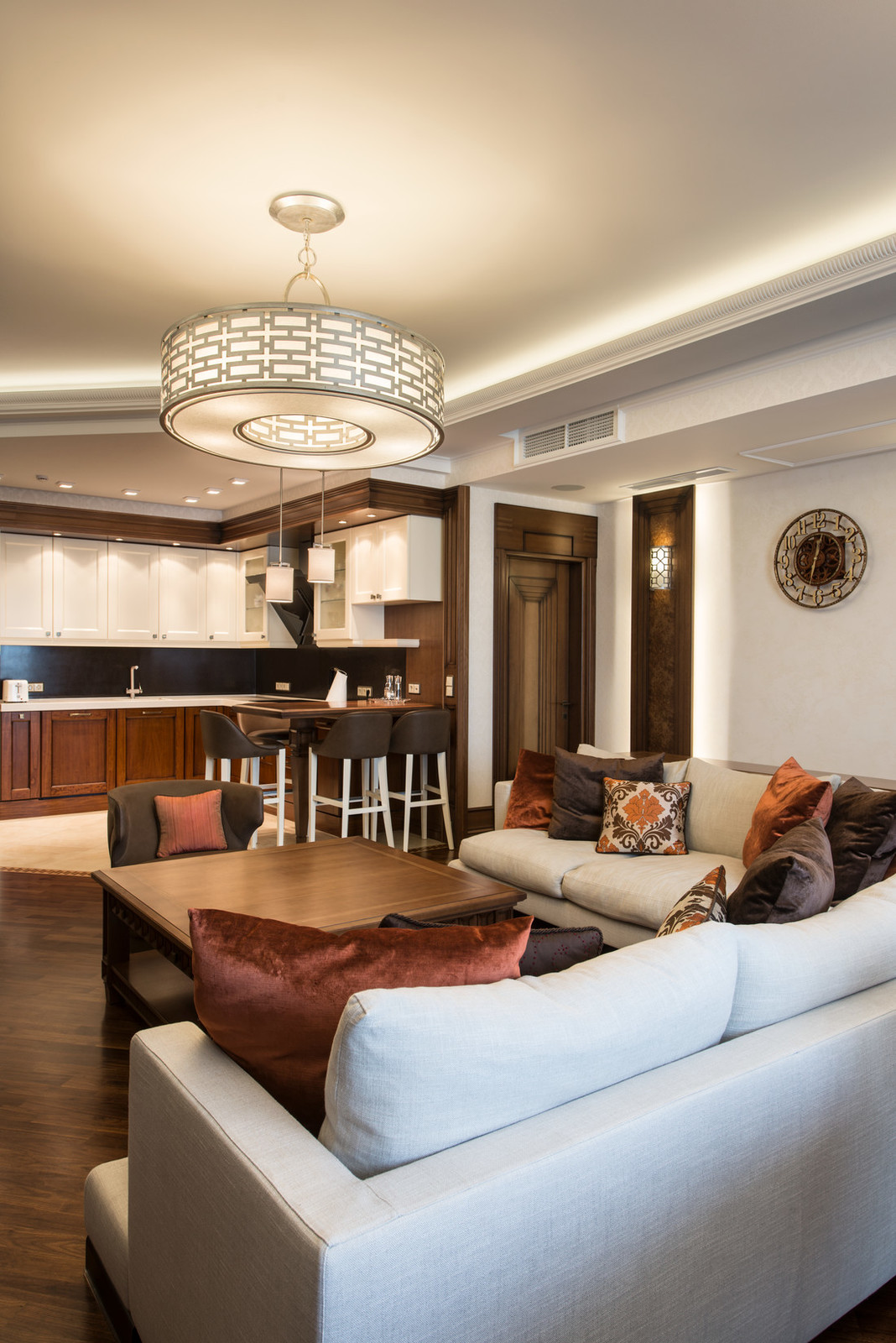 Гостиная вид на кухню от стола