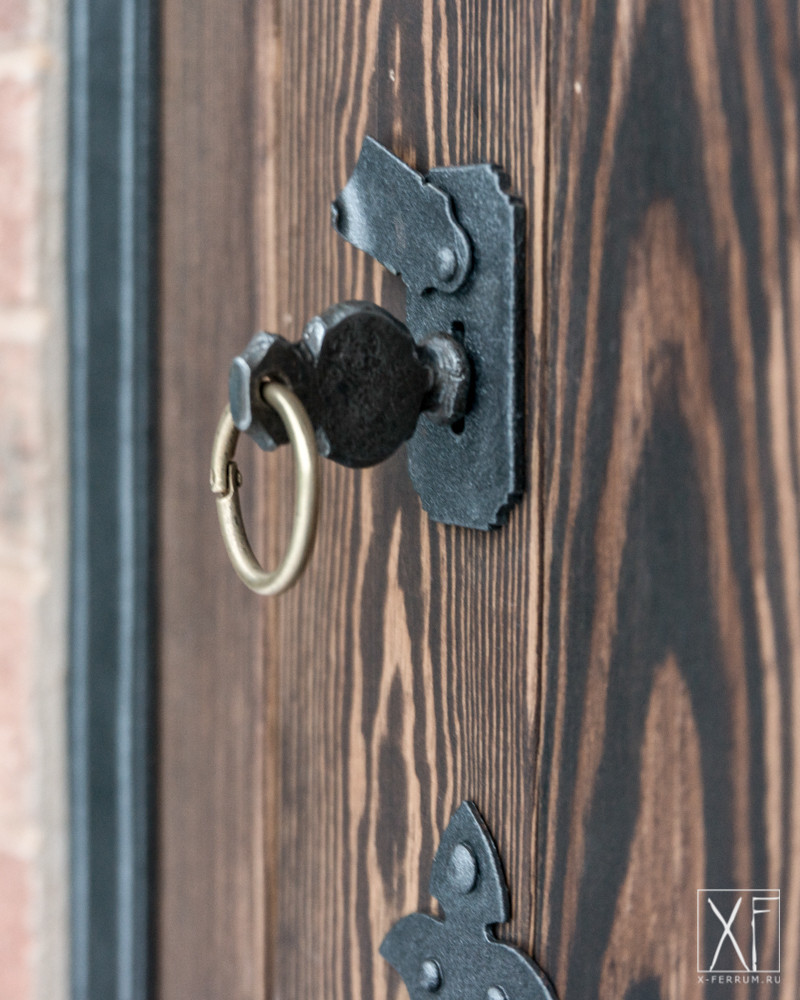 Декоративные кованные элементы и механический замок для двери в погреб