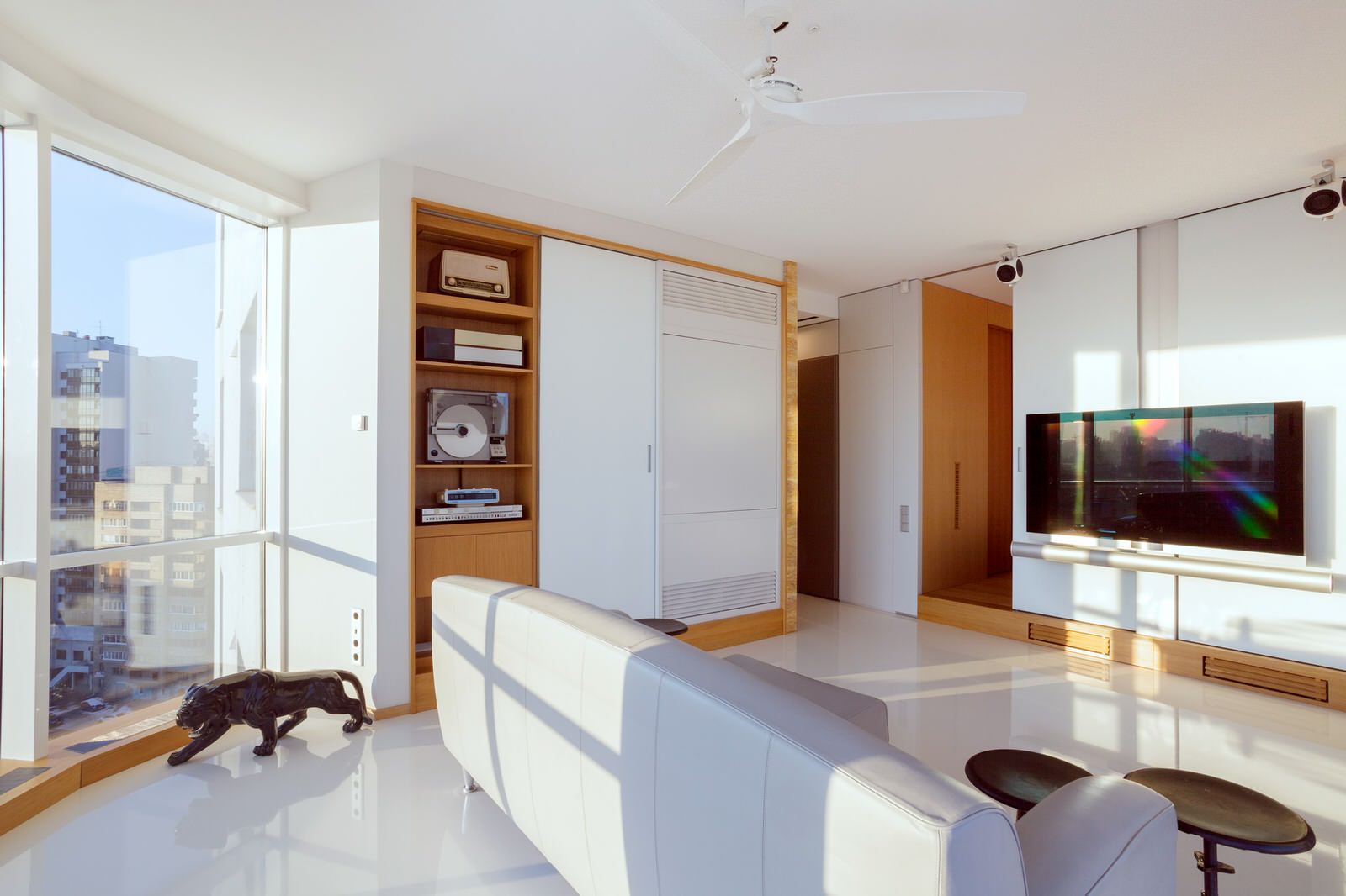 Обложка проекта: Светлая квартира-галерея с мебелью в духе 60-х