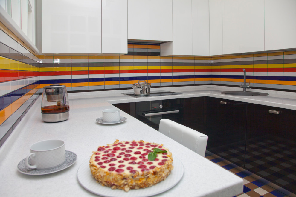 СОВРЕМЕННЫЙ ИНТЕРЬЕР С АНТИКВАРНЫМ КОМОДОМ