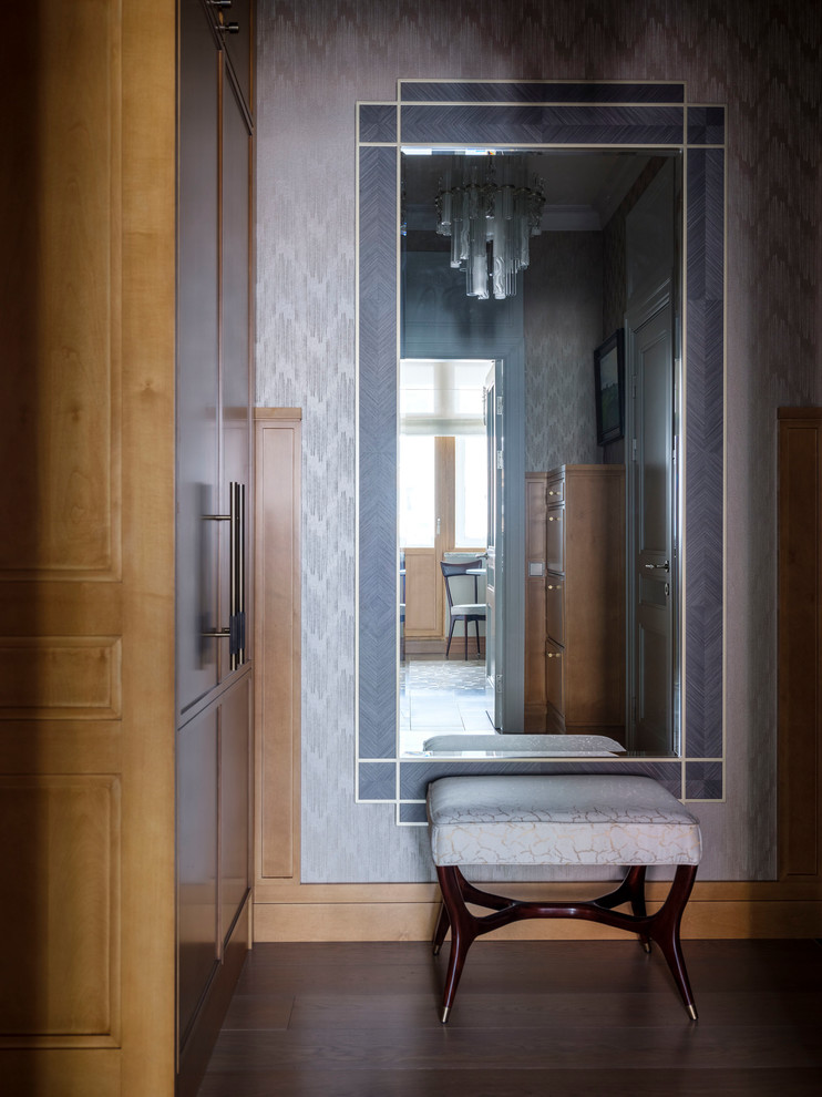 С московским характером. Холл.