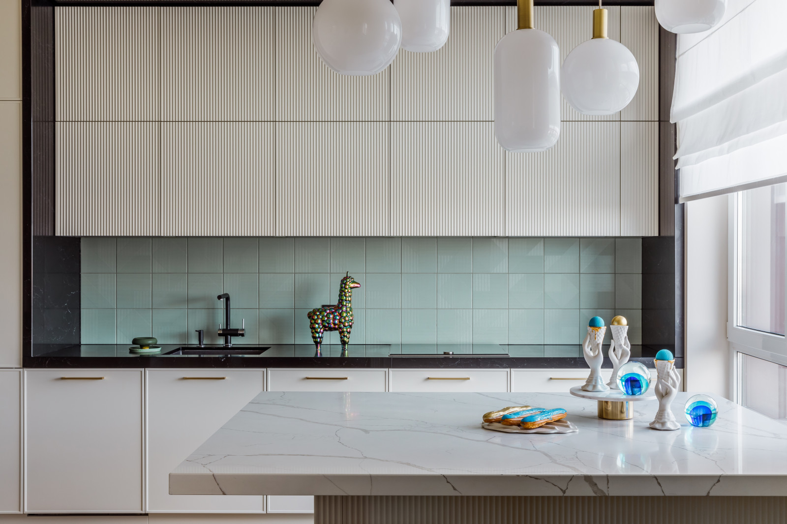 Дом с синими человечками