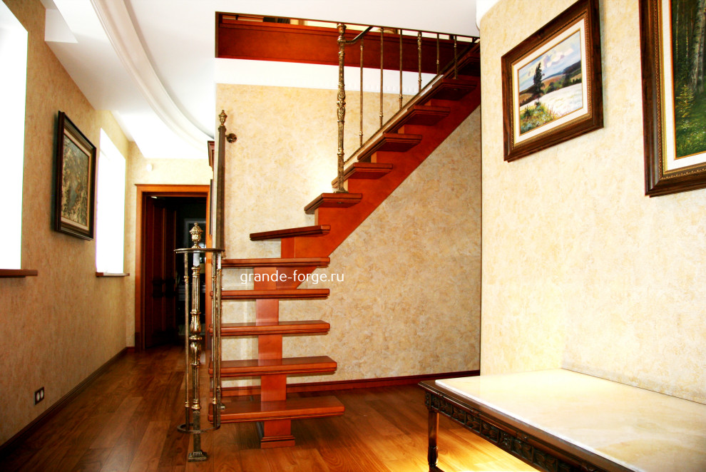 Лестница на центральном косоуре с чугунным ограждением Grande forge(Франция)