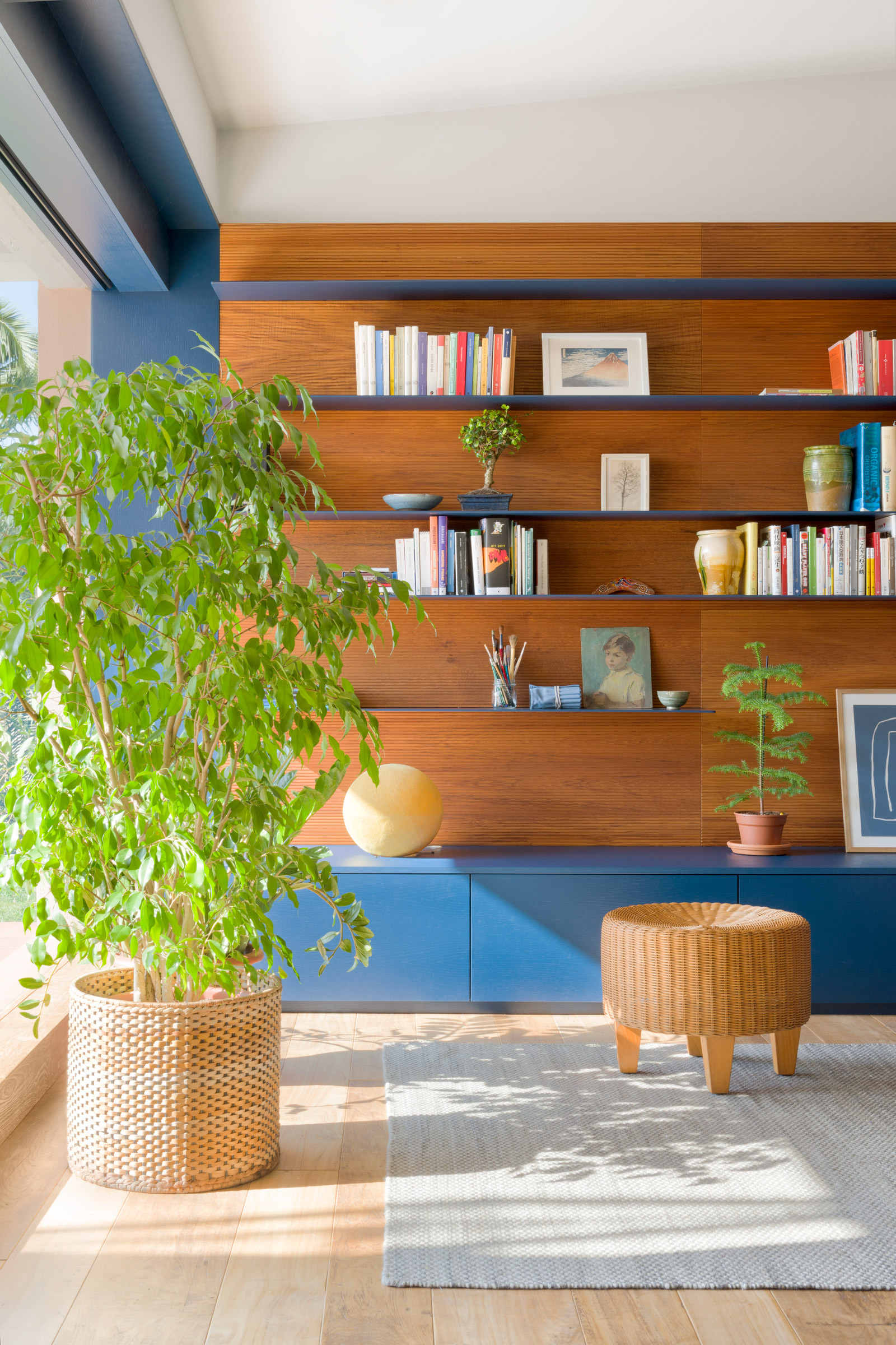 В закладки: 3 проекта со встроенными шкафами «во всю стену»