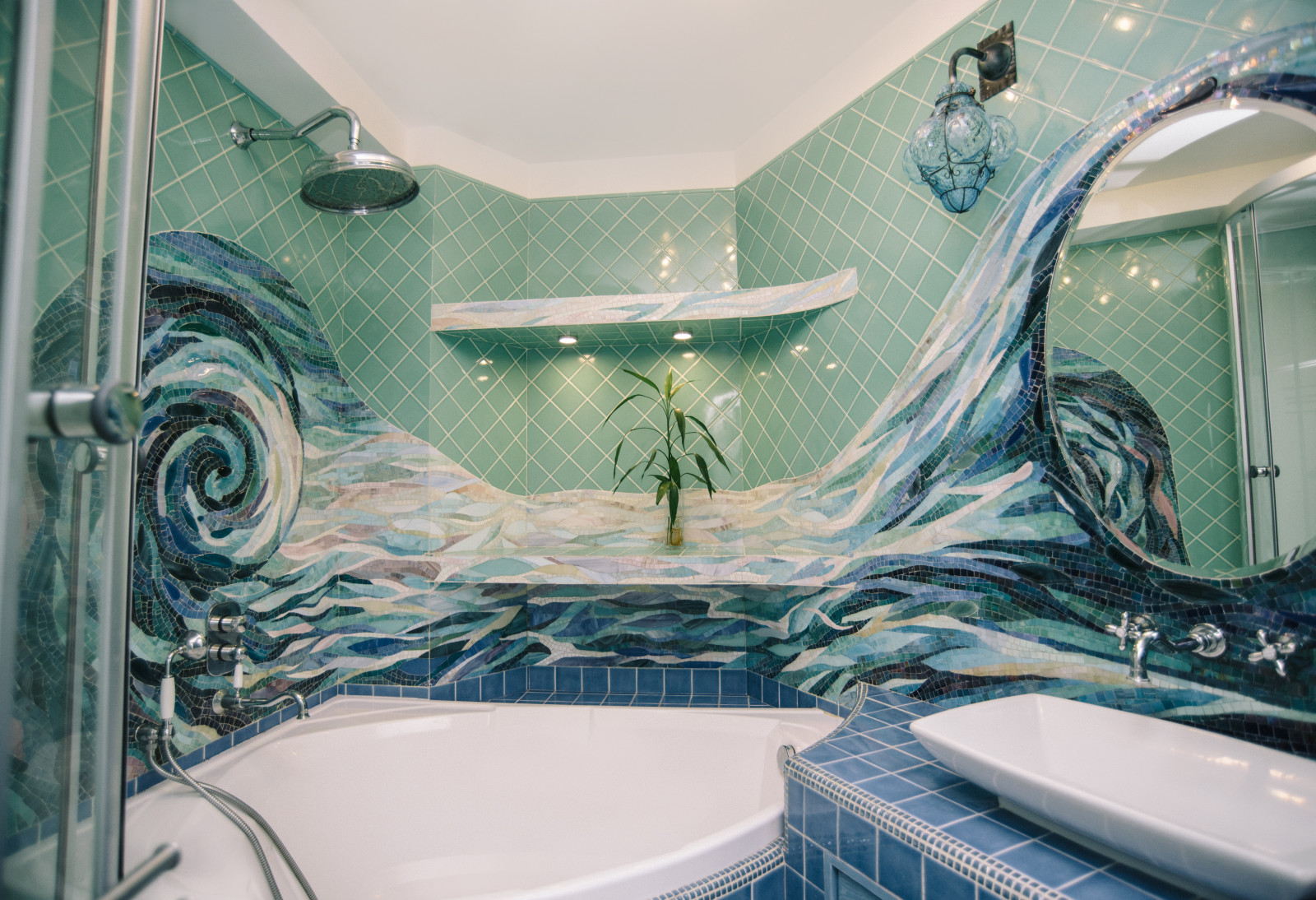 Обложка проекта: Перепланировка квартиры с радиальной фасадной стеной, авторская мозаика.