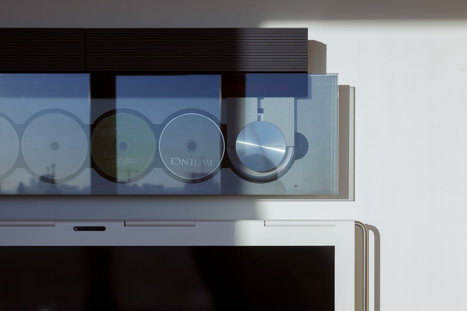 Светлая квартира-галерея с мебелью в духе 60-х