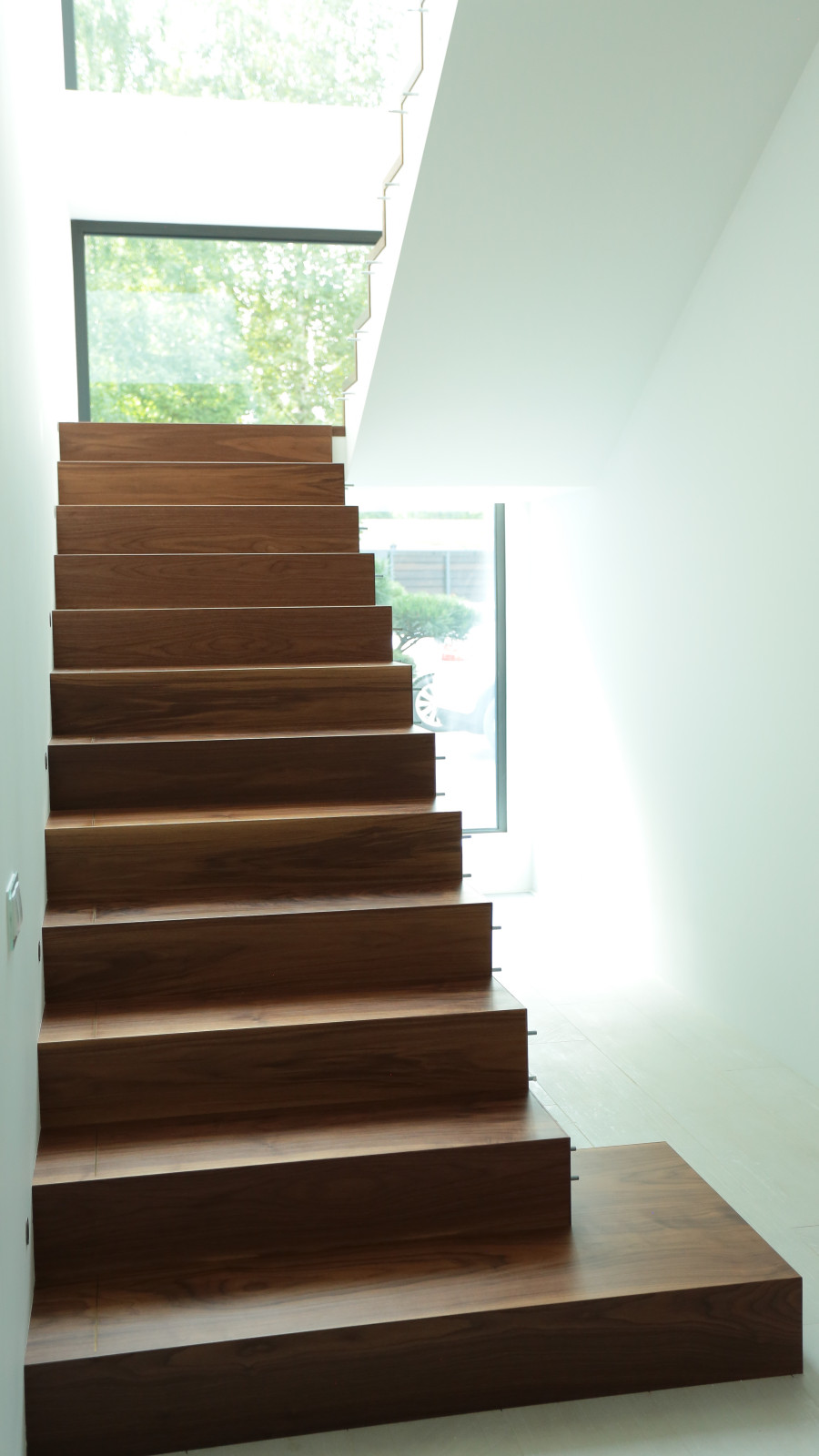 Лестница из американского ореха