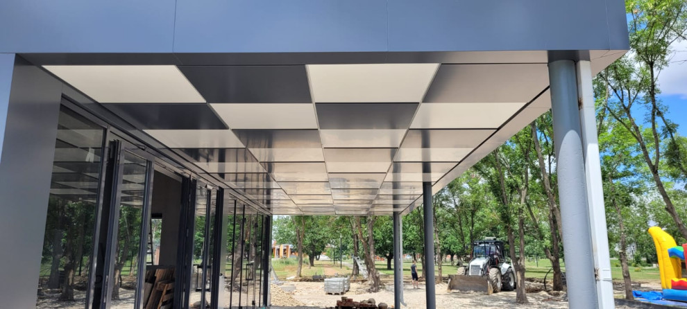 Обложка проекта: Фасад кинотеатра