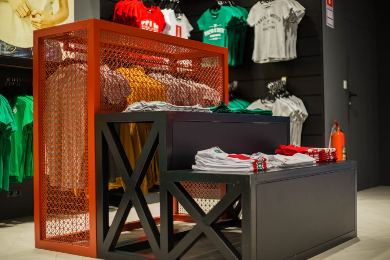 Магазин ФК «Локомотив»: изготовление мебели из просечной сетки