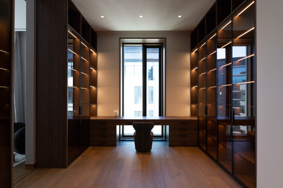 Гардеробная комната с распашными стеклянными RPE фасадами