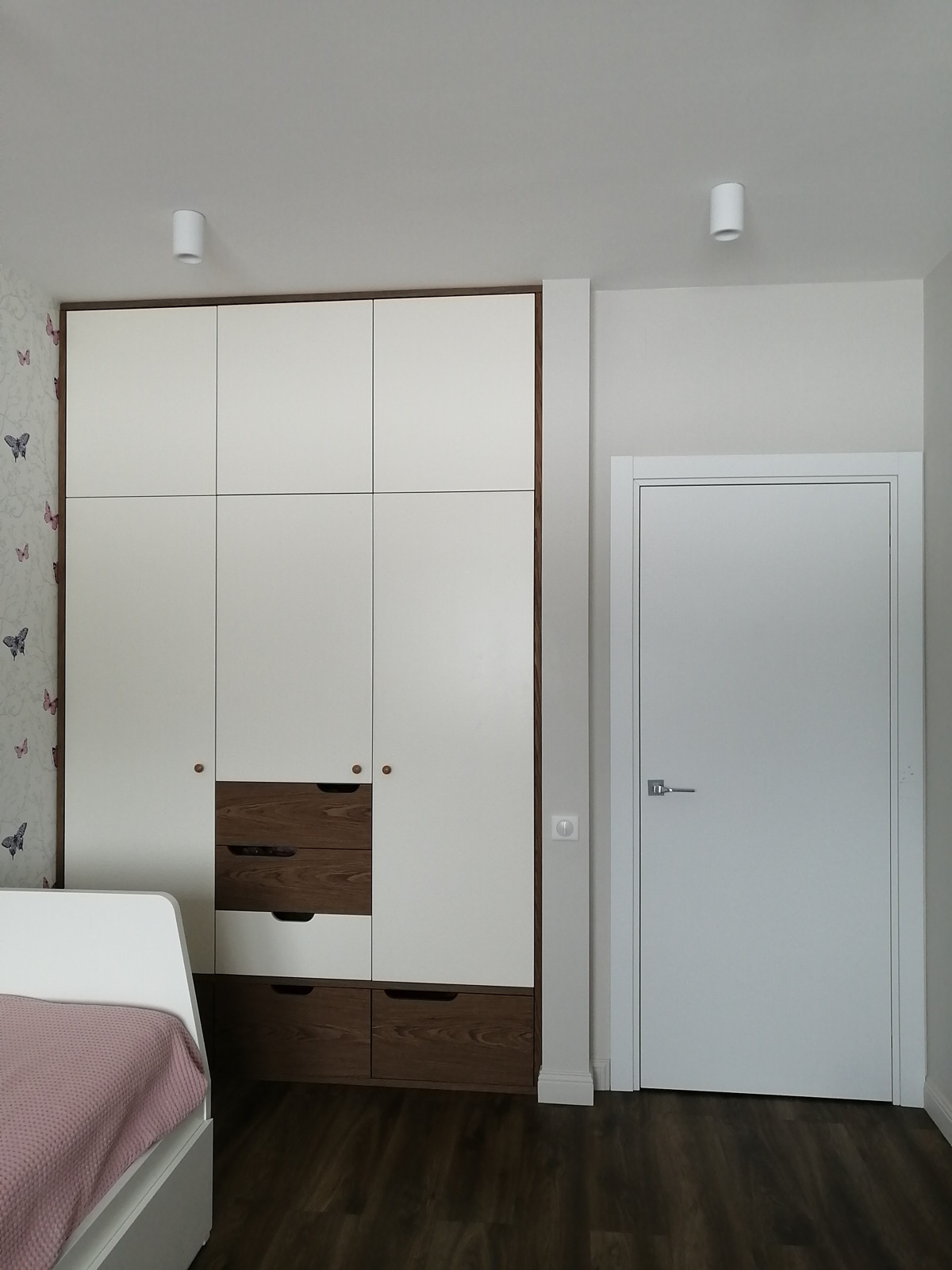 Фото реализации дизайн-проекта детской для девочки