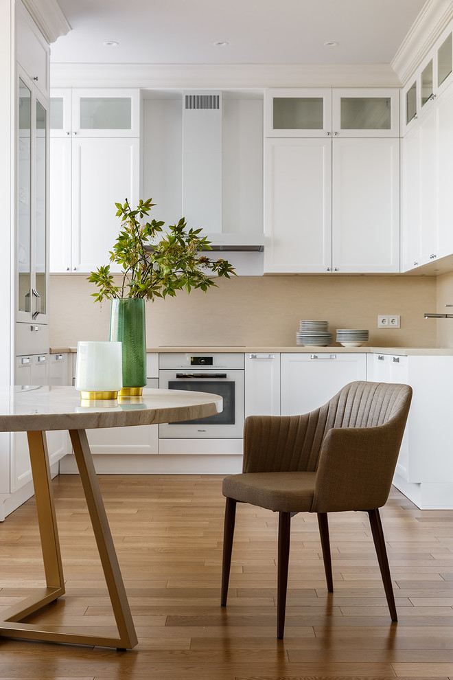 Белая кухня и гардеробная комната в глубоком синем цвете