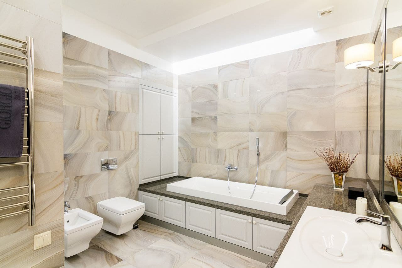 Мебель в ванную комнату с экраном под ванну