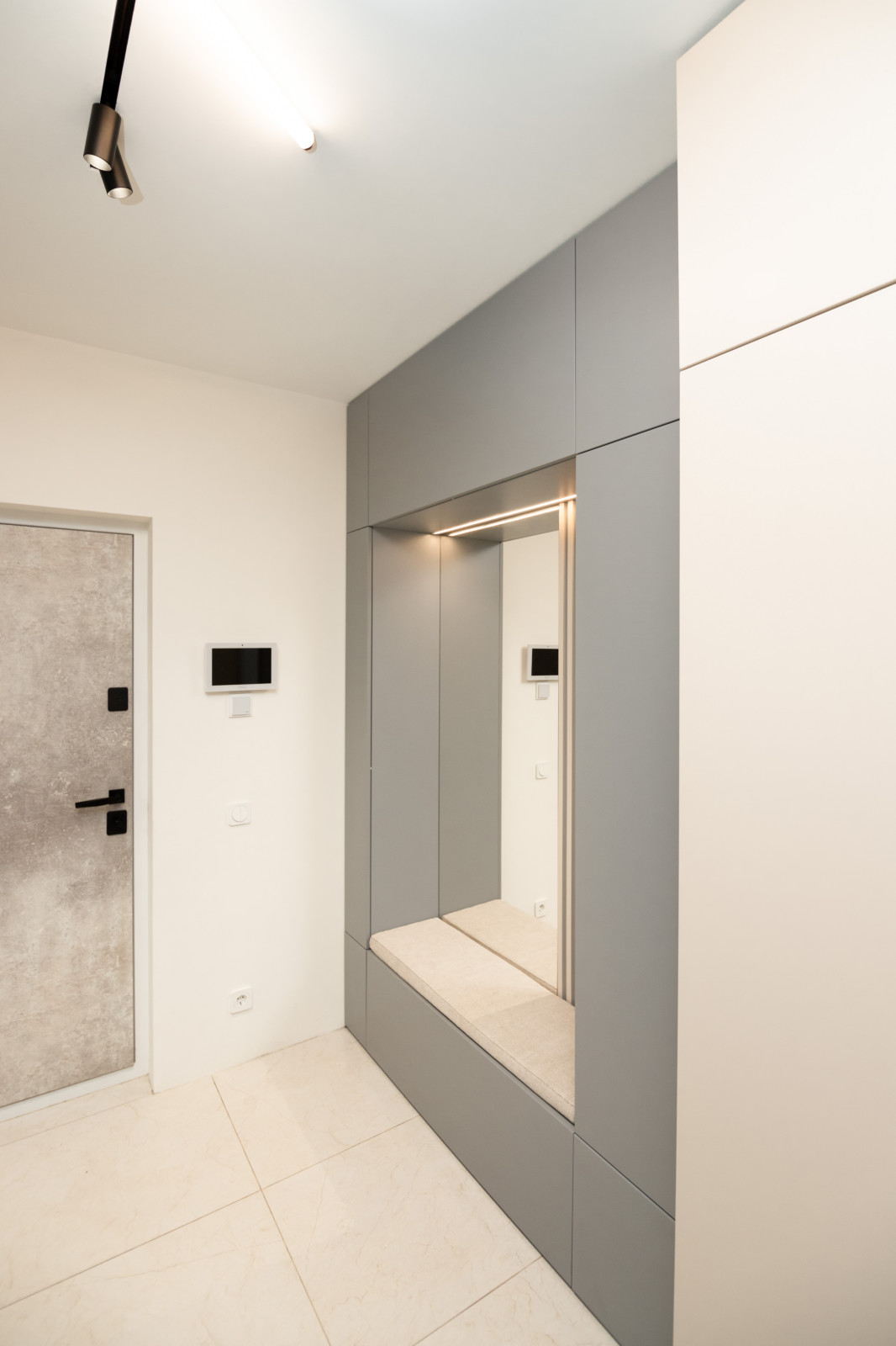 Минималистичные шкафы в прихожую